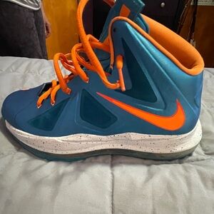 Shoes for kids 
Condition used 
Color : blue and orange 
Brand :Nike